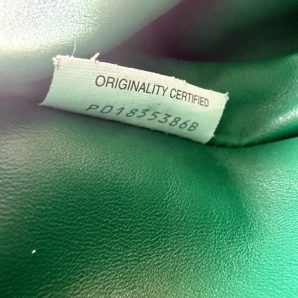 BOTTEGA VENETA
Green Leather Pouch Chain Belt Bag - Picture 8 of 11